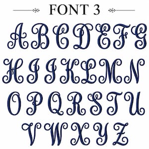 Puede incluir: Una visualizaci&oacute;n digital del alfabeto en una fuente de estilo bordado cursivo de color azul oscuro etiquetada como FONT 3. Las letras de la A a la Z est&aacute;n dispuestas en cuatro filas sobre un fondo blanco liso, con remolinos decorativos en cada car&aacute;cter.