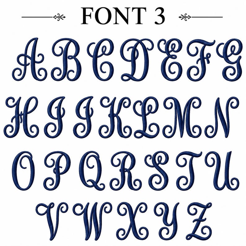 Puede incluir: Una visualizaci&oacute;n digital del alfabeto en una fuente de estilo bordado cursivo de color azul oscuro etiquetada como FONT 3. Las letras de la A a la Z est&aacute;n dispuestas en cuatro filas sobre un fondo blanco liso, con remolinos decorativos en cada car&aacute;cter.