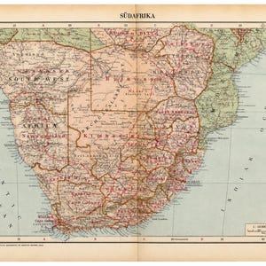 Könnte beinhalten: Eine antike Karte im Vintage-Stil mit dem Titel SÜDAFRIKA, die die südliche Region Afrikas darstellt. Die Karte zeigt gedämpfte Beige-, Grün- und Brauntöne mit detaillierten politischen Grenzen, geografischen Bezeichnungen und einem Maßstab von 1:10 000 000.