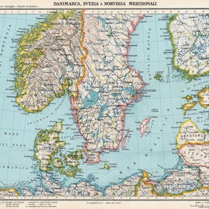 Op de afbeelding: Een gedrukte kaart in oude stijl met de titel DANIMARCA, SVEZIA E NORVEGIA MERIDIONALI, met gedetailleerde topografie, kustlijnen en politieke grenzen van Scandinavië en de Baltische regio, inclusief een raster en een legenda.