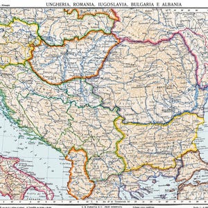 Op de afbeelding: Een gedrukte kaart in oude stijl met de titel UNGHERIA, ROMANIA, IUGOSLAVIA, BULGARIA E ALBANIA, met gedetailleerde geografische grenzen, rivieren en steden in beige en blauwe tinten met gele, oranje en roze omlijningen.