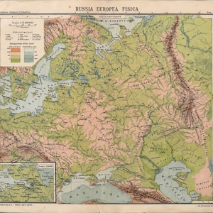 Può includere: Un'antica carta fisica intitolata RUSSIA EUROPEA FISICA, che mostra dettagli topografici in tonalità di verde, rosa e marrone. La carta include una legenda, una scala di 1:12 000 000 e una piccola carta riquadrata della regione del lago Ladoga.