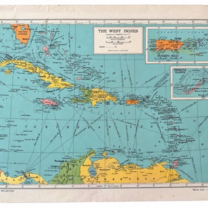 Może przedstawiać: Mapa w stylu vintage zatytułowana The West Indies, przedstawiająca żółte lądy na tle jasnoniebieskiego oceanu. Zawiera szczegółowe linie brzegowe, czarne etykiety tekstowe wysp i krajów, skalę oraz mapy wstawkowe Portoryko i Bermudów.