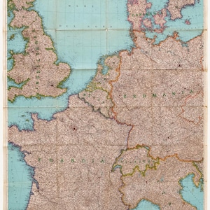 Op de afbeelding: Een vintage papieren kaart met de titel DAL MARE DEL NORD AL MEDITERRANEO, die West-Europa weergeeft met lichtbruine landmassa's en lichtblauwe oceanen. De kaart bevat duidelijke politieke grenzen, rasterlijnen en landnamen.
