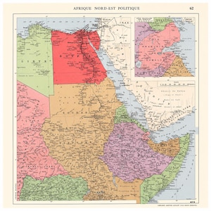 Può includere: Una mappa politica vintage intitolata AFRIQUE NORD-EST POLITIQUE che mostra l'Africa nord-orientale con regioni codificate a colori, tra cui l'Egitto in rosso, la Libia in verde e l'Etiopia in viola. Include una scala e una mappa dettagliata.