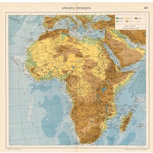 Könnte beinhalten: Eine historische physische Karte von Afrika mit dem Titel AFRIQUE PHYSIQUE, nummeriert 43. Die Karte zeigt eine farbcodierte Höhenskala, Gitternetzlinien und detaillierte Topografie in Grün-, Gelb- und Brauntönen, umgeben von blauen Ozeanen.