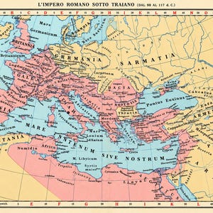 Puede incluir: Un mapa histórico titulado L'IMPERO ROMANO SOTTO TRAIANO que representa el Imperio Romano en su apogeo. El mapa presenta regiones rosas y amarillas, mares azules y un sistema de cuadrícula con letras y números a lo largo de los bordes.