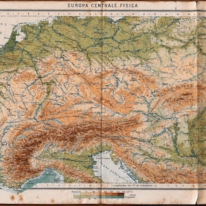 Op de afbeelding: Een vintage fysieke kaart getiteld EUROPA CENTRALE FISICA, met gedetailleerd topografisch reliëf in tinten groen, bruin en beige. De kaart toont bergketens, riviersystemen en kustlijnen met een schaal van 1:4.000.000 onderaan de kaart.