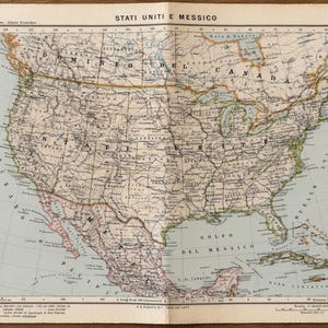 Pode incluir: Um mapa de papel antigo intitulado STATI UNITI E MESSICO, representando a América do Norte com tons desbotados de bege, verde e rosa. O mapa apresenta bordas detalhadas em tinta preta, etiquetas geográficas e uma legenda no lado direito, mostrando os Estados Unidos, o Canadá e o México com uma linha de dobra vertical central.