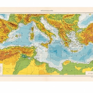 Puede incluir: Un mapa físico de estilo vintage de la región mediterránea con sombreado de relieve topográfico en tonos amarillos, naranjas y verdes para las masas terrestres, y degradados azules para las profundidades del agua. Incluye leyenda y escala.