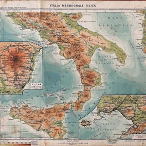 Könnte beinhalten: Eine physische Vintage-Landkarte mit dem Titel Italia Meridionale Fisica, die eine detaillierte topografische Ansicht Süditaliens zeigt. Die Karte enthält Insets vom Ätna und dem Golf von Neapel, mit gealterten Rändern und Lochungen.