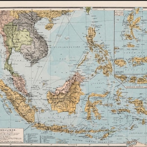 Può includere: Una mappa stampata in stile antico intitolata Insulinde, che raffigura il sud-est asiatico e l'arcipelago indonesiano. La mappa presenta masse terrestri in tonalità marrone chiaro e verde su un oceano azzurro, con topografia e testi dettagliati.