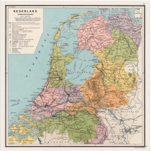 Op de afbeelding: Een historische kaart van Nederland met de titel NEDERLAND OVERZICHTSKAART, met pastelkleurige provincies, de Zuiderzee en de Noordzee. De kaart bevat een gedetailleerde legenda, schaalverdeling en geografische aanduidingen in zwarte inkt.