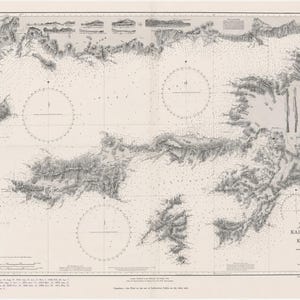 Könnte beinhalten: Eine schwarz-weiße Seekarte des Mittelmeers, die den Ägäischen Archipel, die Insel Kalymnos und den westlichen Teil der Insel Kos zeigt. Die Karte enthält Tiefenangaben, Kompassrosen und topografische Darstellungen des Geländes.