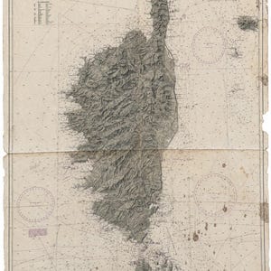 Può includere: Una carta nautica antica intitolata ISOLA DI CORSICA, che presenta un rilievo topografico dettagliato dell'isola, scandagli di profondità e rose dei venti. La mappa cartacea mostra segni di usura con bordi logori, pieghe e macchie sulla superficie.
