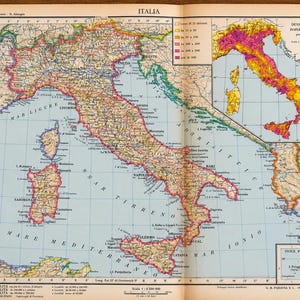以下が含まれることがあります： イタリアのヴィンテージ紙地図。詳細な地理的標識、海岸名、人口密度のインセットチャートが特徴です。地図には主要都市、地域、周辺の海が示されており、右上隅には色分けされた凡例が記載されています。