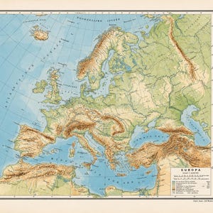 Op de afbeelding: Een vintage fysieke kaart van Europa met gedetailleerde topografische reliëfschaduwen in groen- en bruintinten, met blauwe oceanen en zeeën. De kaart bevat een legenda in de rechterbenedenhoek en de tekst EUROPA aan de onderzijde.
