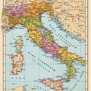 Puede incluir: Un mapa histórico de estilo vintage titulado L'ITALIA ROMANA, que muestra la península italiana dividida en regiones con etiquetas en latín. El mapa incluye una cuadrícula, una escala de 1:4.500.000 y los mares e islas circundantes.