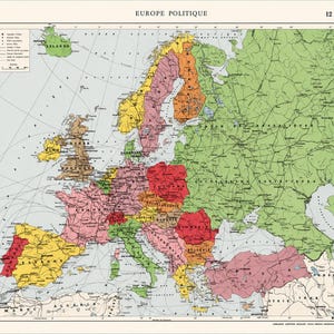 以下が含まれることがあります： EUROPE POLITIQUEというタイトルのヨーロッパのヴィンテージ政治地図。隅に12の数字があります。地図は緑、黄、赤、ピンクの色合いで色分けされた様々な国々で構成されており、黒いテキストラベル、境界線、線が描かれています。