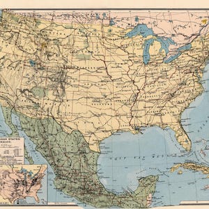 Op de afbeelding: Een vintage kaart getiteld DE VEREENIGDE STATEN EN MEXICO met de Verenigde Staten en Mexico, inclusief topografische details, staatsgrenzen en grote steden. De kaart toont beige landmassa's, blauw water en een kleine kaart in de hoek.