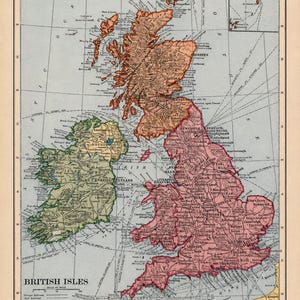 Peut inclure: Une carte de style ancien des îles Britanniques présentant l'Écosse en orange, l'Angleterre et le Pays de Galles en rose, et l'Irlande en vert. La carte inclut un système de grille, une échelle de distance et un encart des îles Shetland.