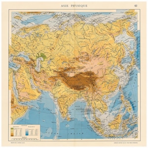 Peut inclure: Une carte physique ancienne de l'Asie intitulée ASIE PHYSIQUE avec le numéro 42 dans le coin supérieur droit. La carte utilise des nuances de jaune, orange et brun pour représenter l'élévation du terrain, le bleu pour les mers et océans.