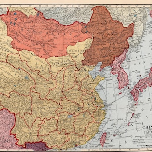 Peut inclure: Une carte imprimée de style ancien intitulée China and Japan, présentant des frontières géographiques, des côtes et des marquages topographiques détaillés. La carte utilise une palette de couleurs beige, rose et marron pour distinguer les régions, avec des étiquettes de texte pour les villes, les mers et les pays.