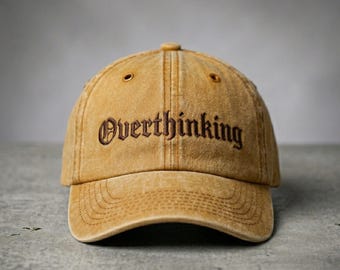 Gorra de béisbol de algodón lavado: Bordado "Overthinking" (Pensando demasiado) – Gorra unisex ajustable