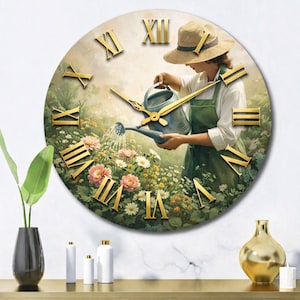 Könnte beinhalten: Eine runde Wanduhr mit einer Gartenszene, in der eine Person Blumen gießt. Das Zifferblatt hat goldene römische Ziffern und Zeiger. Der Hintergrund zeigt eine Person mit Hut und Schürze, die einen Blumengarten pflegt. Die Uhr hat einen goldenen Rand.