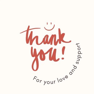 Op de afbeelding: Een witte achtergrond met de handgeschreven woorden "thank you!" in een roodachtig-oranje kleur. Een kleine smiley staat boven het woord "thank". De tekst "For your love and support" is in een cirkel gerangschikt.
