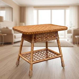 Puede incluir: Una mesa auxiliar rectangular construida con mimbre tejido de color marrón claro. La mesa cuenta con una superficie superior plana, un compartimento de almacenamiento tejido directamente debajo de la parte superior y un estante inferior abierto.