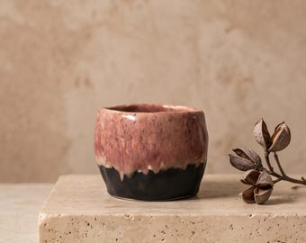 Taza de espresso de cerámica hecha a mano – Esmalte rosa texturizado, base negra mate (taza sin asa)