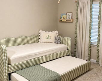 ギンガムチェック柄のデイベッド（引き出し式ベッド付き）、ツインサイズの布張りリネンベッド、子供部屋の装飾