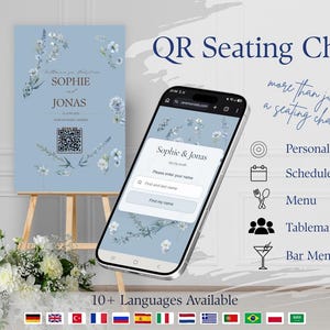 Könnte beinhalten: Ein hellblaues Hochzeitssitzplan-Schild auf einer Holzstaffelei mit Blumenillustrationen, den Namen Sophie und Jonas sowie einem QR-Code. Ein Smartphone zeigt eine passende digitale Benutzeroberfläche mit einer Suchleiste für Gästenamen.