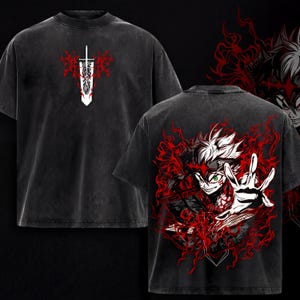 Puede incluir: Dos camisetas de color gris oscuro con gráficos de estilo anime. Una camiseta presenta un diseño de espada blanca con detalles en rojo. La otra camiseta muestra un personaje con cabello blanco, ojos verdes y llamas rojas. Las camisetas tienen un aspecto vintage.