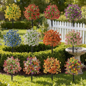 Peut inclure: Divers arbustes de fleurs artificielles colorées, en jaune, rouge, rose, violet, bleu, blanc et orange. Chaque arbuste est monté sur un piquet noir pour une installation facile dans les jardins.