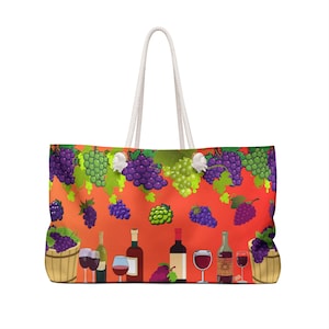 Peut inclure: Grand sac fourre-tout avec une poignée en corde blanche. Le sac présente un motif vibrant de raisins, de bouteilles de vin et de verres à vin sur un fond orange. Les raisins sont dans des tons de violet et de vert. Le sac est conçu pour transporter des articles.