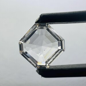 Diamante cultivado en laboratorio de 0,72 ct, talla rectangular, color rosa claro fantasía, claridad VS1 (6,18 x 6,00 mm).