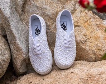 Zapatillas Vans personalizadas con adornos de perlas para novia, zapatillas blancas para boda.
