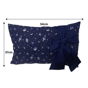 Puede incluir: Una taza de cerámica blanca con un asa negra y el texto "But First, Coffee" en negro, en negrita. La taza está sobre una superficie blanca.