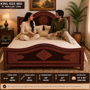 Puede incluir: Un marco de cama king size de madera oscura con intrincados patrones incrustados en el cabecero y el piecero. La cama mide 203 cm de ancho por 213 cm de largo, con un cabecero de 122 cm y piecero de 61 cm para un colchón de 193 por 203 cm.