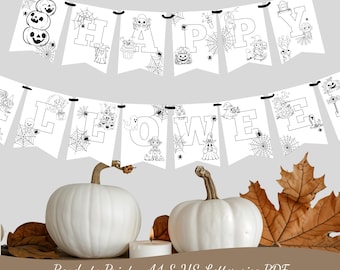 Könnte beinhalten: Ein ausdruckbares Halloween-Ausmalbanner mit weißen Wimpeln, die schwarze Strichzeichnungen von Kürbissen, Geistern, Spinnen und Netzen zeigen und HAPPY HALLOWEEN buchstabieren. Das Banner hängt über zwei weißen Kürbissen und Herbstblättern.