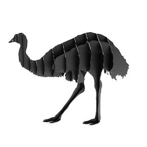 Peut inclure: Sculpture noire en trois dimensions représentant un émeu. L'œuvre est composée de formes découpées et superposées, créant un effet texturé. L'émeu est représenté en position de marche sur fond blanc, mettant en valeur son long cou et ses longues pattes.