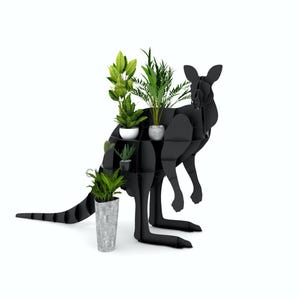 Puede incluir: Un estante para plantas negro con forma de canguro con múltiples estantes, que contiene varias plantas verdes en macetas. El estante está hecho de formas recortadas y tiene una cola larga. Las plantas incluyen helechos y otras variedades frondosas.