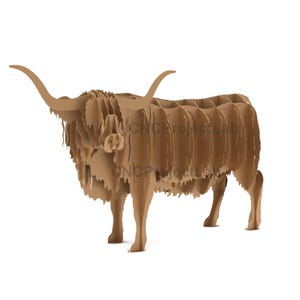 Könnte beinhalten: Eine braune, lasergeschnittene Highland-Kuh-Skulptur. Das Kunstwerk zeigt ein detailliertes Design mit geschichteten Pappteilen, die das zottelige Fell und die langen Hörner des Tieres hervorheben. Die Skulptur steht auf vier Beinen.