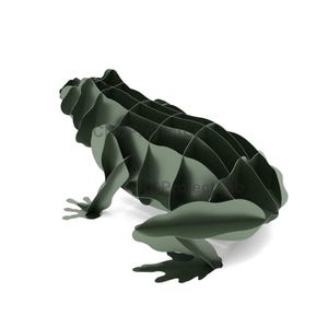 以下が含まれることがあります： 緑色の層状のカエルの彫刻。カエルはしゃがんだ姿勢で描かれており、足と足が見えます。彫刻はテクスチャ加工が施されており、目に見える層が三次元効果を生み出しています。カエルは白い背景に配置されています。