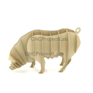 Op de afbeelding: Een beige, driedimensionale houten varkenssculptuur. Het varken wordt afgebeeld in een grazende pose, met zijn kop naar beneden. De sculptuur is gemaakt van gelaagde, verticale houten latten. De tekst "CNCProjectLab" is zichtbaar op de zijkant van het varken.