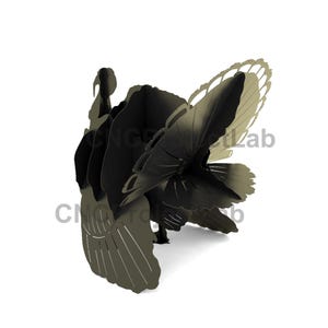 Peut inclure: Une sculpture de dinde en métal noir et gris avec des motifs de plumes détaillés. La dinde se tient debout, les plumes de sa queue déployées. La sculpture est faite de pièces métalliques superposées et a un effet 3D.