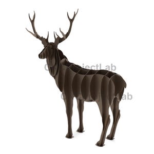Peut inclure: Une sculpture de cerf tridimensionnelle marron. Le cerf a de grands bois et est construit à partir de pièces incurvées et superposées. La sculpture est sur fond blanc. C'est un objet décoratif.