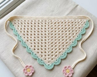 Patrón fácil de pañuelo de ganchillo para principiantes / Pañuelo triangular con borde festoneado y flores